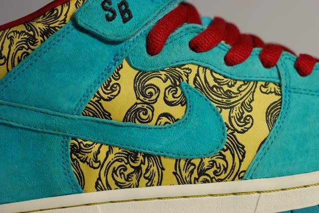 nike sb dunk mid peacock